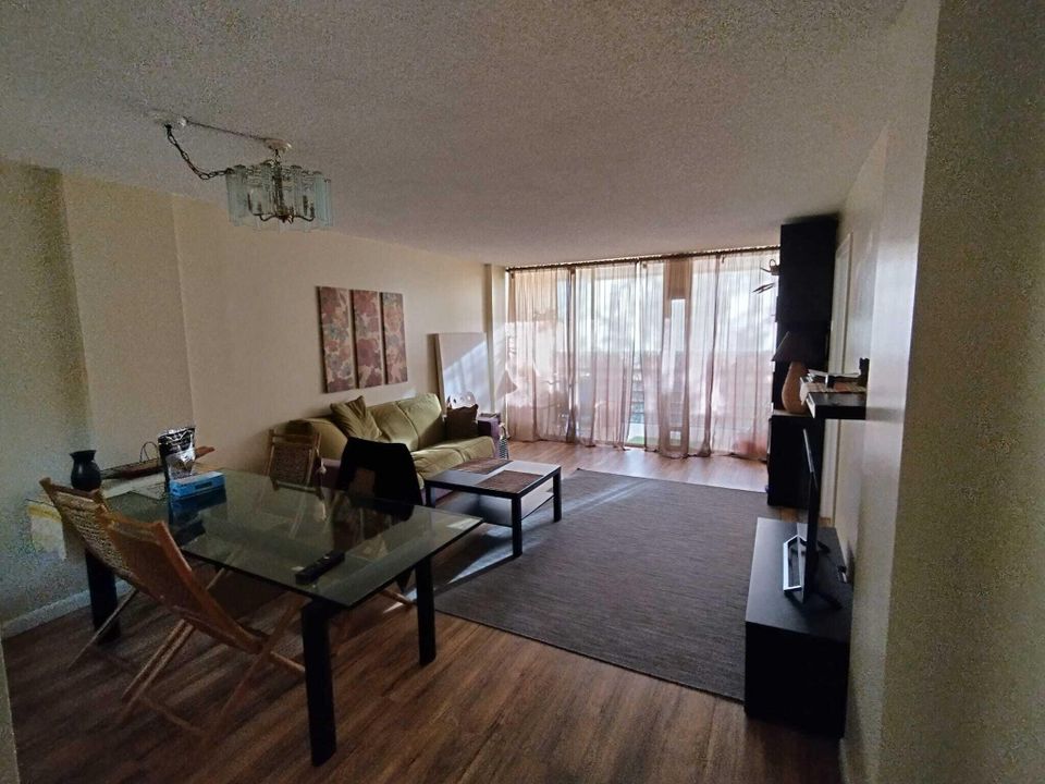 For Sale: $249,000 (2 beds, 2 baths, 975 Square Feet)