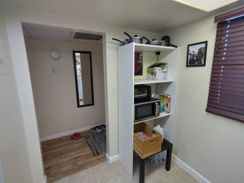 For Sale: $249,000 (2 beds, 2 baths, 975 Square Feet)