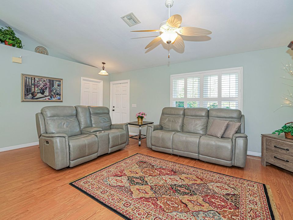 For Sale: $340,000 (2 beds, 2 baths, 1275 Square Feet)