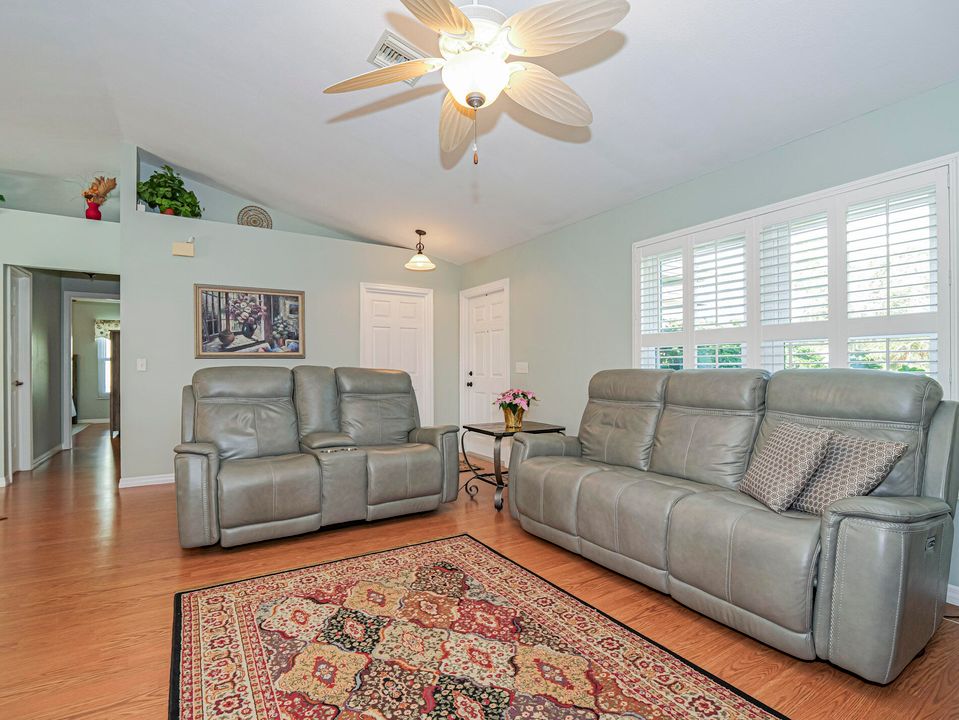 For Sale: $340,000 (2 beds, 2 baths, 1275 Square Feet)