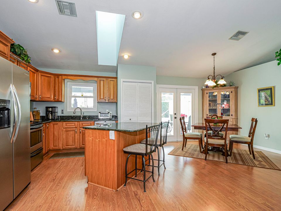 For Sale: $340,000 (2 beds, 2 baths, 1275 Square Feet)