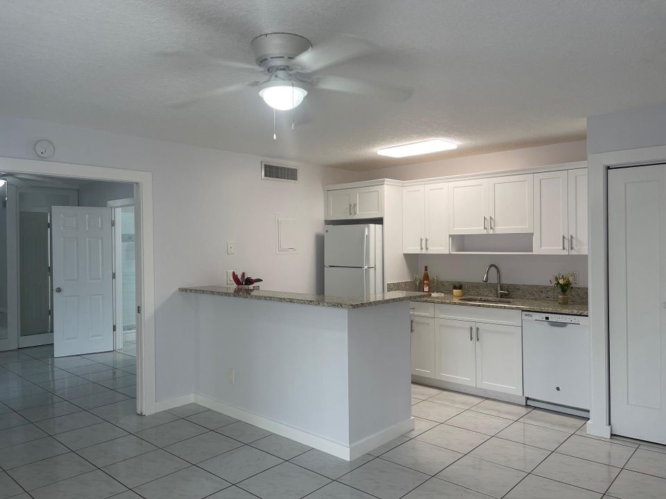 For Sale: $185,000 (1 beds, 1 baths, 627 Square Feet)