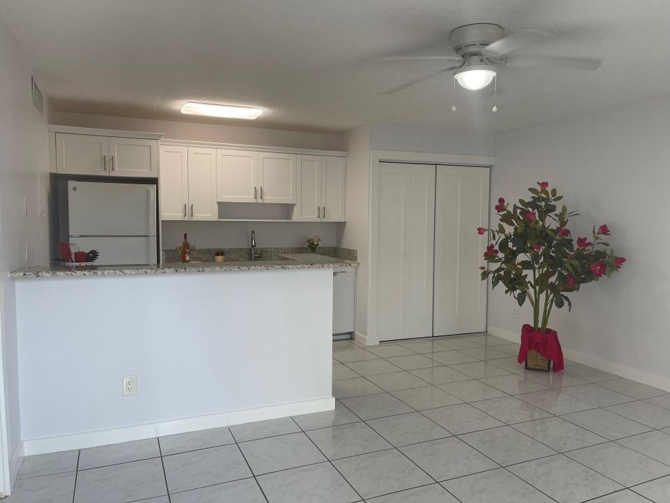 For Sale: $185,000 (1 beds, 1 baths, 627 Square Feet)