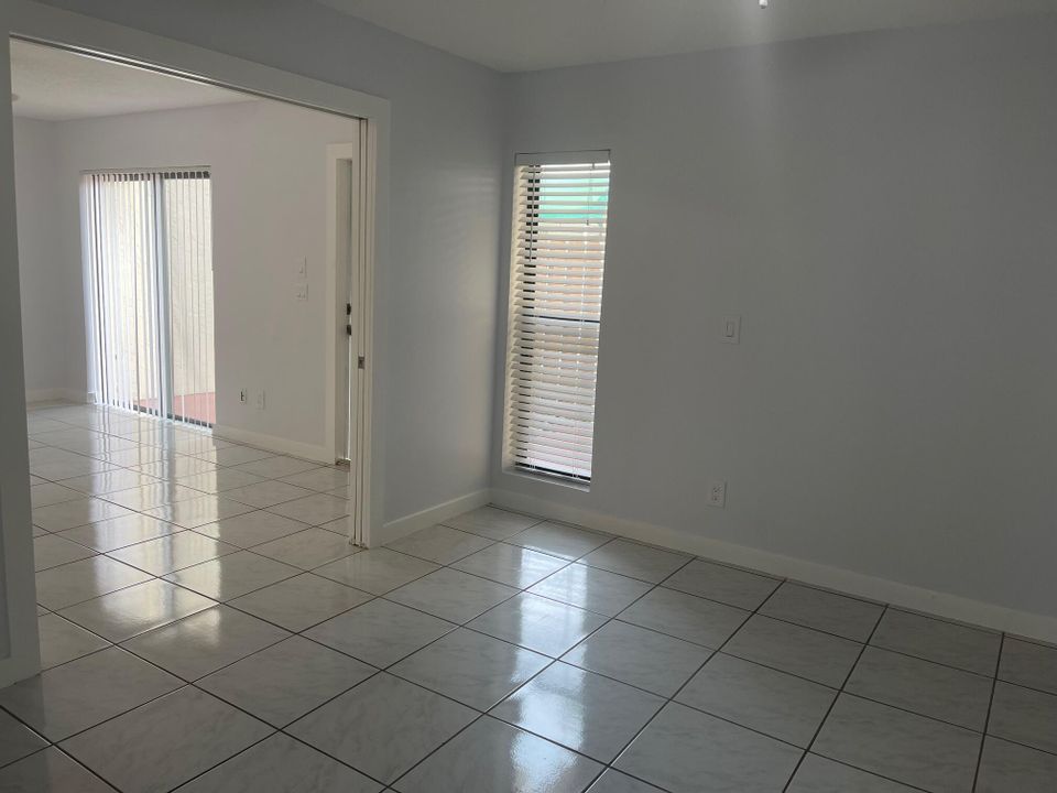 For Sale: $185,000 (1 beds, 1 baths, 627 Square Feet)