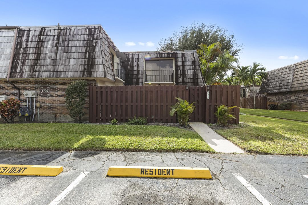 For Sale: $285,000 (2 beds, 2 baths, 1236 Square Feet)