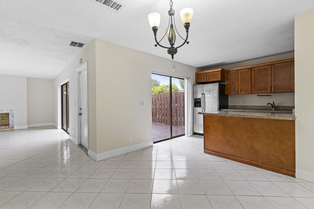 For Sale: $285,000 (2 beds, 2 baths, 1236 Square Feet)