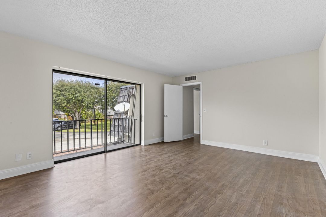 For Sale: $285,000 (2 beds, 2 baths, 1236 Square Feet)