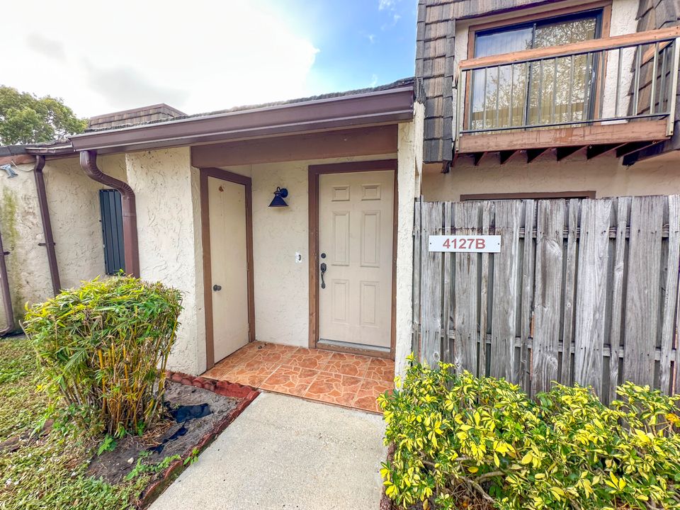 For Sale: $319,000 (2 beds, 2 baths, 1214 Square Feet)