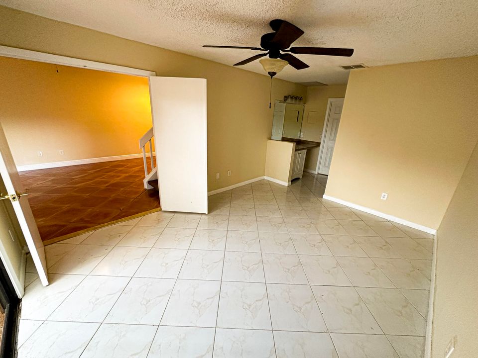 For Sale: $319,000 (2 beds, 2 baths, 1214 Square Feet)