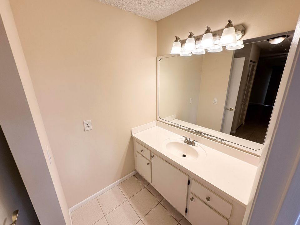 For Sale: $319,000 (2 beds, 2 baths, 1214 Square Feet)