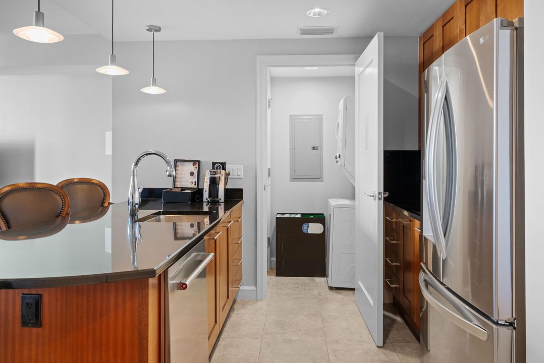 For Sale: $625,000 (1 beds, 1 baths, 752 Square Feet)