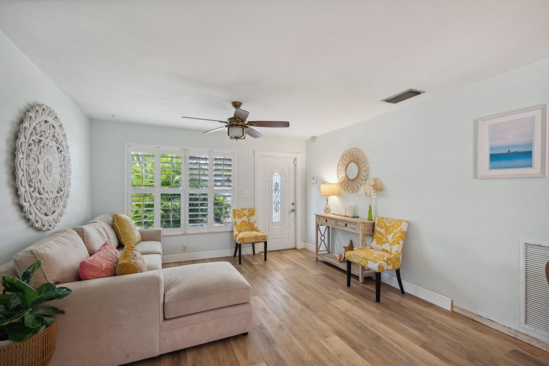 For Sale: $565,000 (2 beds, 2 baths, 1272 Square Feet)