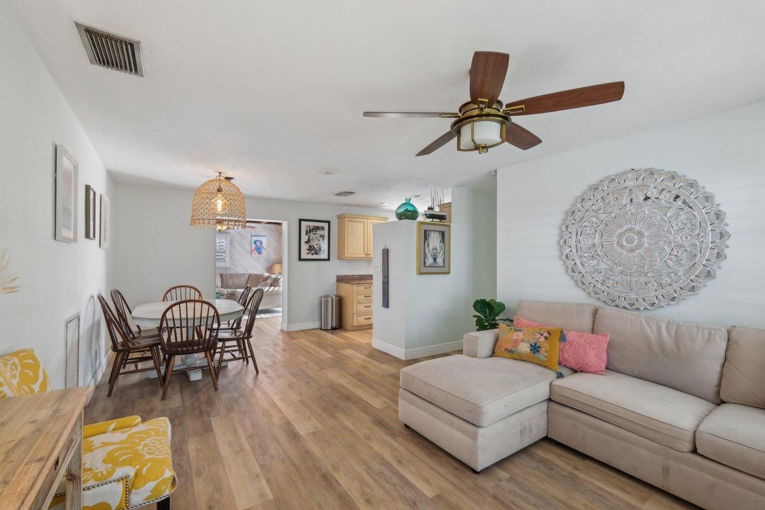 For Sale: $565,000 (2 beds, 2 baths, 1272 Square Feet)