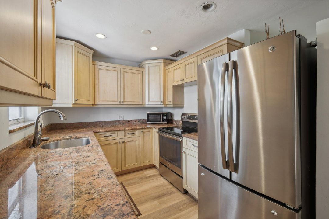 For Sale: $565,000 (2 beds, 2 baths, 1272 Square Feet)