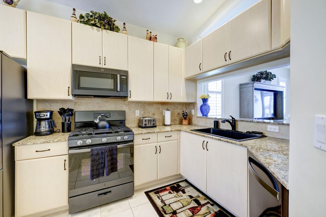 For Sale: $389,999 (2 beds, 2 baths, 1724 Square Feet)