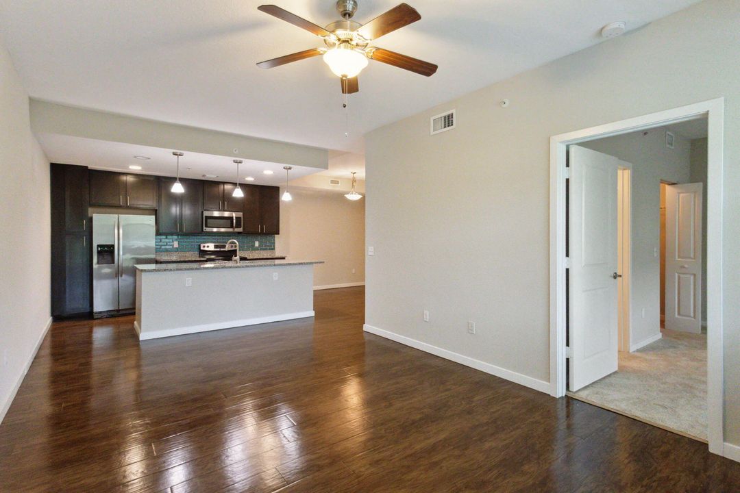 For Rent: $1,990 (1 beds, 1 baths, 833 Square Feet)