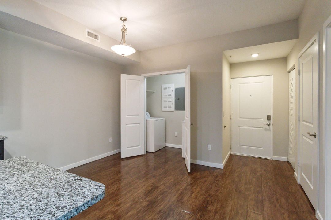 For Rent: $1,990 (1 beds, 1 baths, 833 Square Feet)