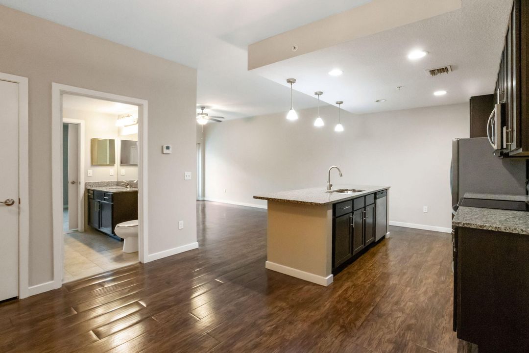 For Rent: $1,990 (1 beds, 1 baths, 833 Square Feet)