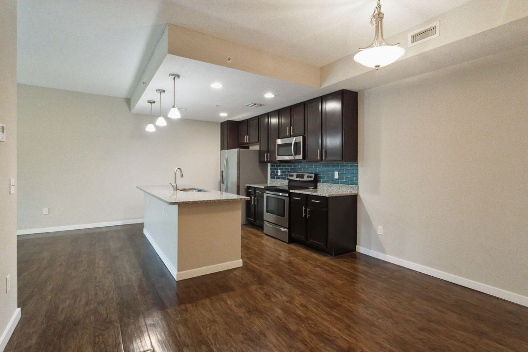 For Rent: $1,990 (1 beds, 1 baths, 833 Square Feet)