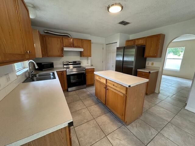 For Sale: $380,000 (5 beds, 3 baths, 2240 Square Feet)