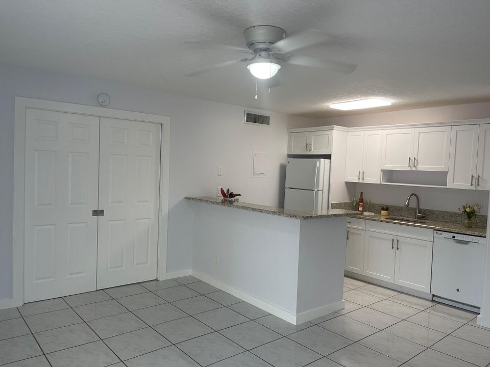 For Sale: $185,000 (1 beds, 1 baths, 627 Square Feet)