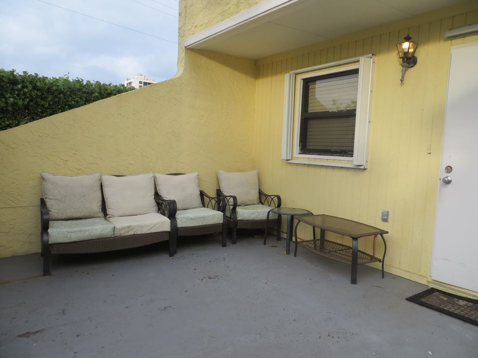 For Sale: $329,900 (2 beds, 1 baths, 1088 Square Feet)