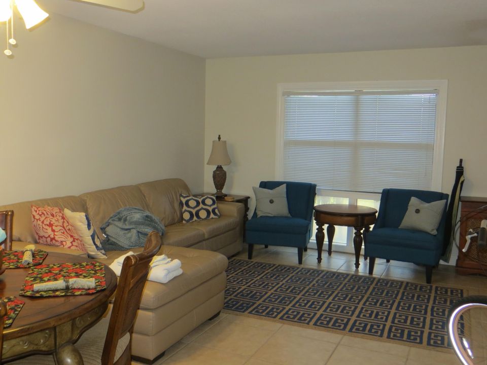 For Sale: $329,900 (2 beds, 1 baths, 1088 Square Feet)