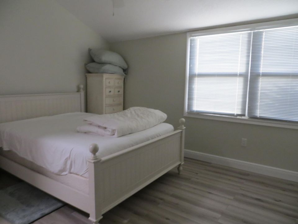 For Sale: $329,900 (2 beds, 1 baths, 1088 Square Feet)