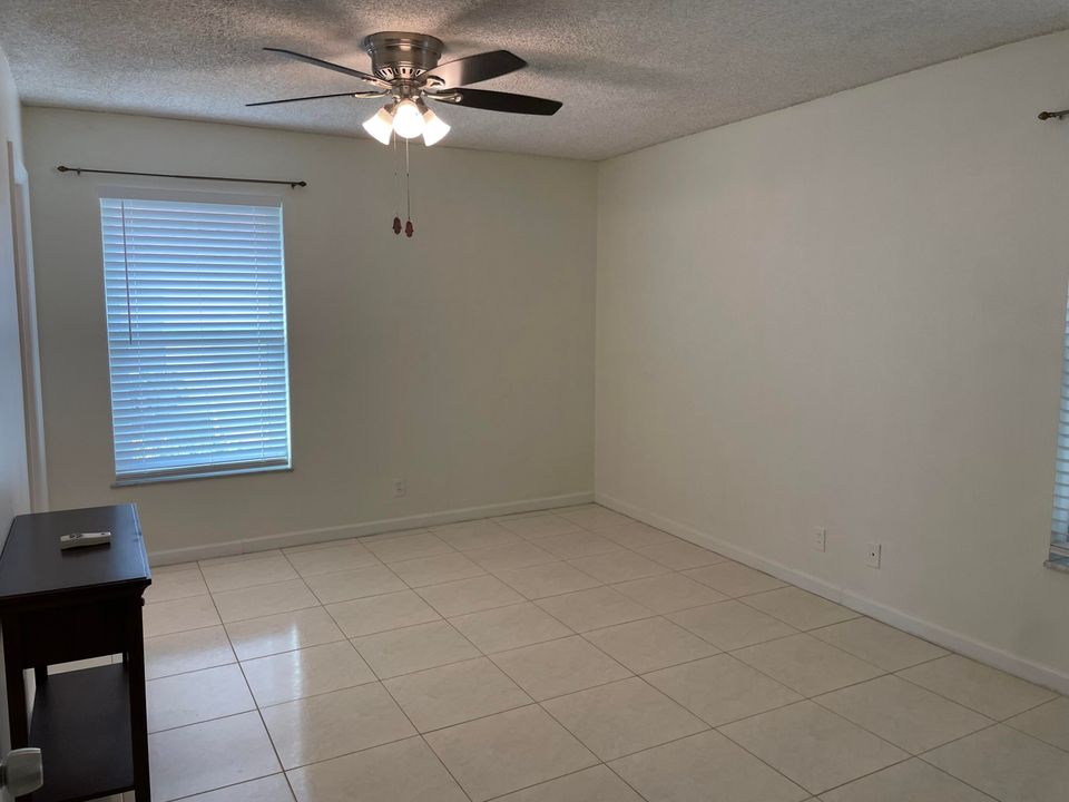 For Sale: $207,500 (2 beds, 2 baths, 941 Square Feet)