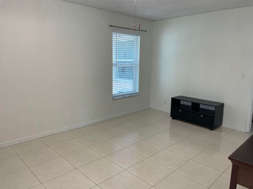 For Sale: $207,500 (2 beds, 2 baths, 941 Square Feet)