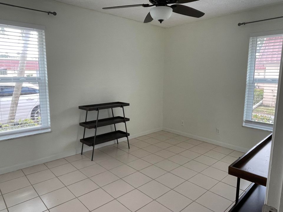 For Sale: $207,500 (2 beds, 2 baths, 941 Square Feet)