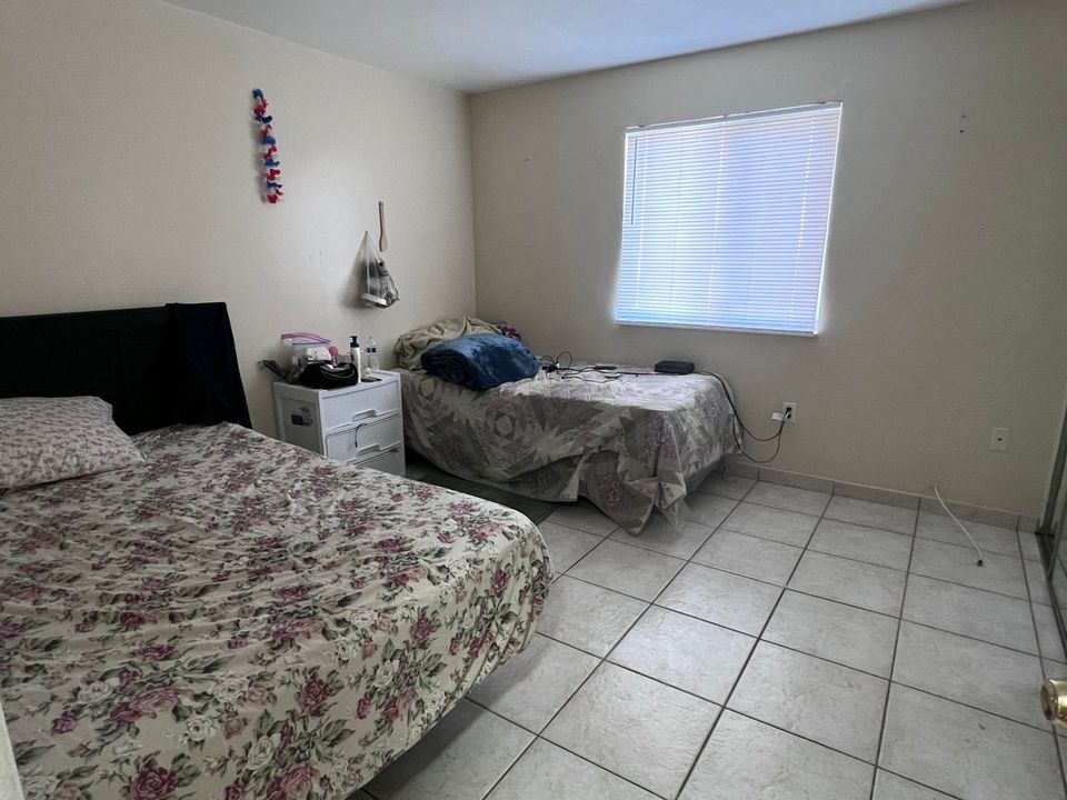 For Sale: $180,000 (2 beds, 1 baths, 728 Square Feet)