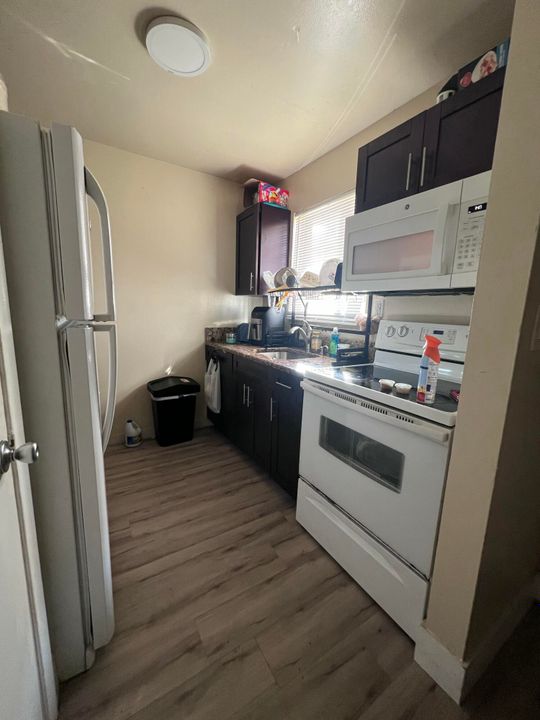 For Sale: $180,000 (2 beds, 1 baths, 728 Square Feet)