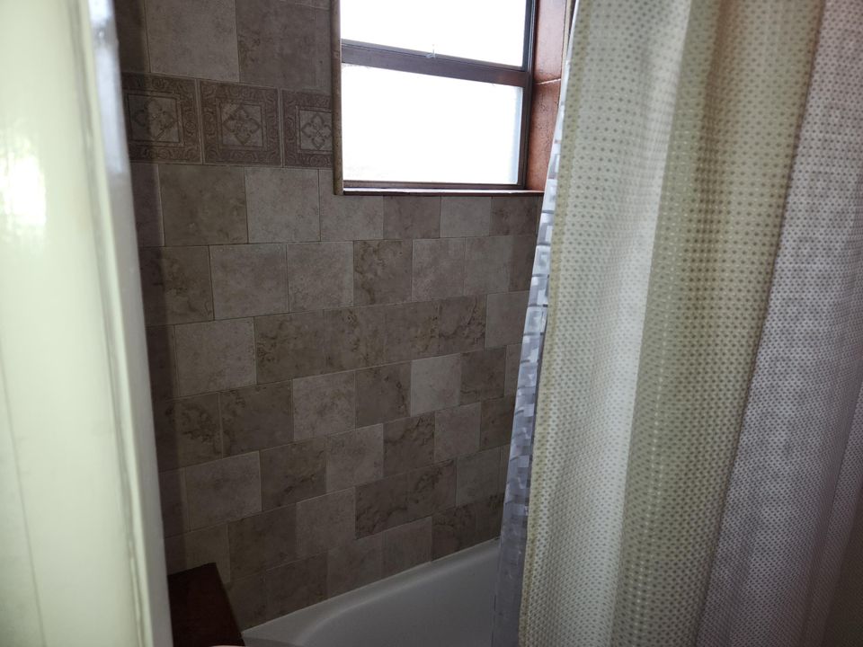 For Sale: $229,000 (1 beds, 1 baths, 722 Square Feet)