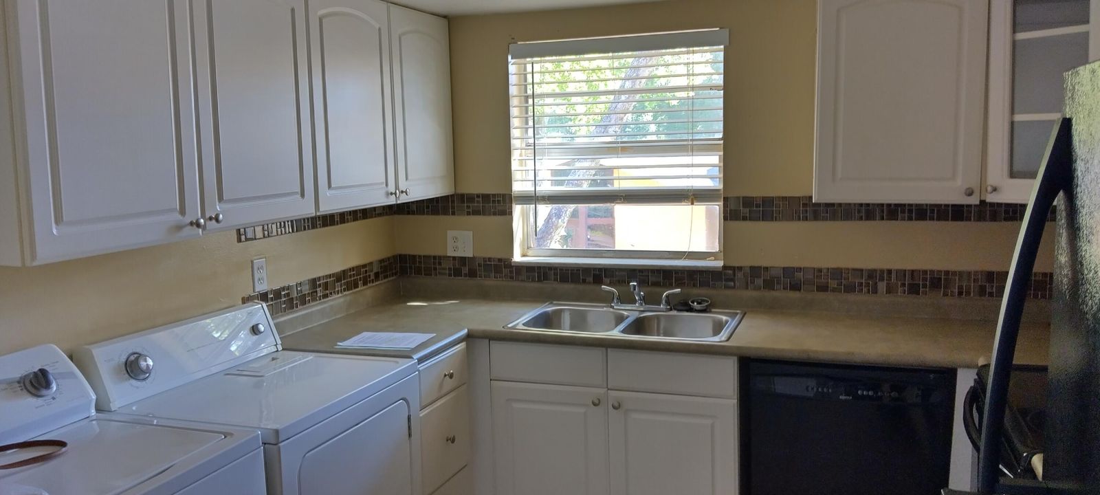 For Rent: $1,900 (2 beds, 1 baths, 990 Square Feet)