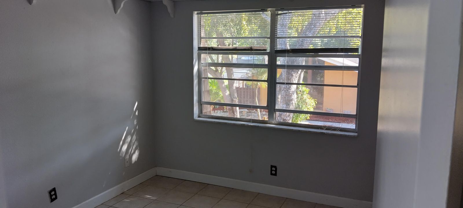 For Rent: $1,900 (2 beds, 1 baths, 990 Square Feet)