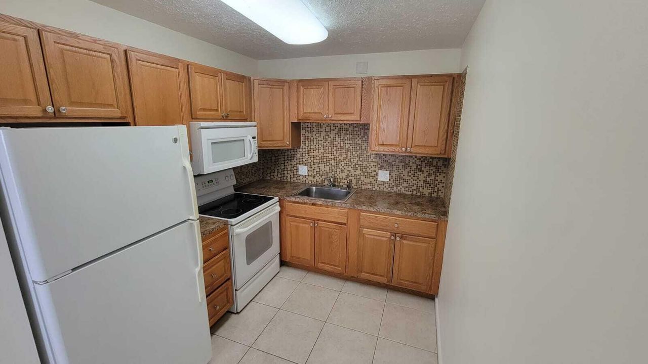 For Rent: $1,800 (2 beds, 1 baths, 820 Square Feet)