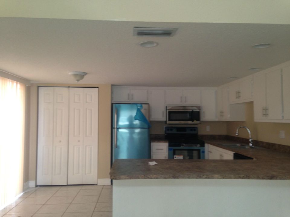 For Rent: $2,350 (2 beds, 2 baths, 1100 Square Feet)