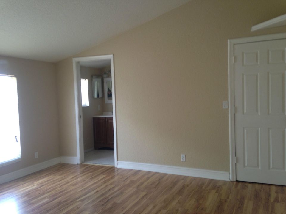 For Rent: $2,350 (2 beds, 2 baths, 1100 Square Feet)