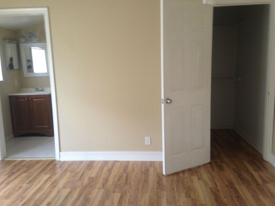 For Rent: $2,350 (2 beds, 2 baths, 1100 Square Feet)