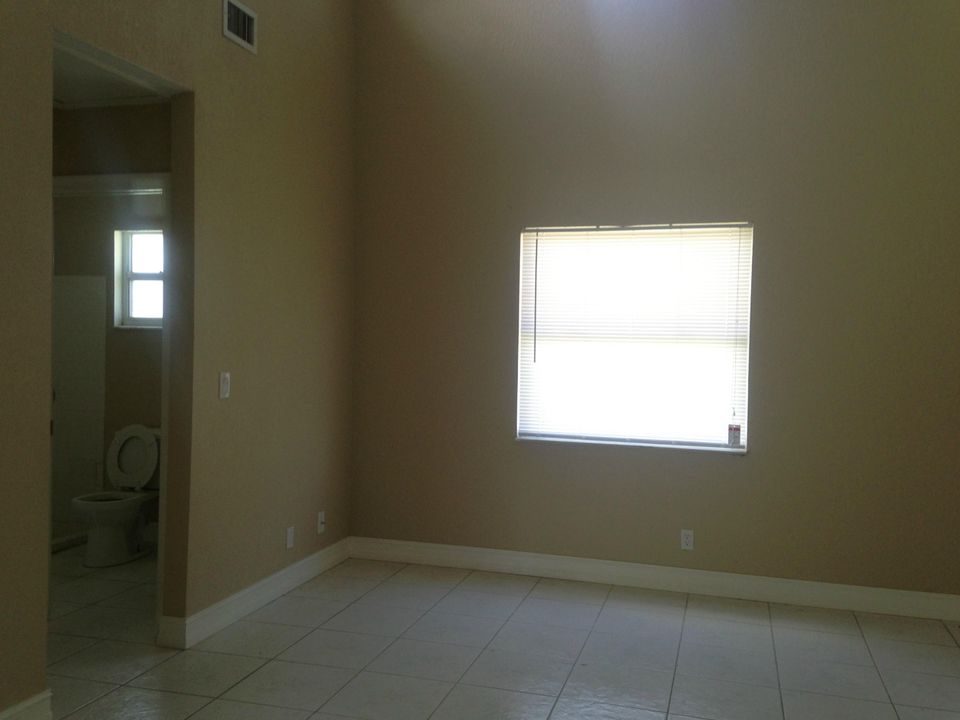 For Rent: $2,350 (2 beds, 2 baths, 1100 Square Feet)