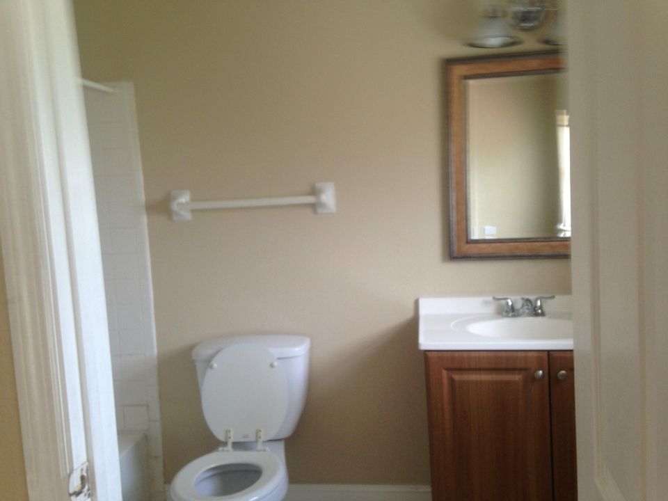 For Rent: $2,350 (2 beds, 2 baths, 1100 Square Feet)