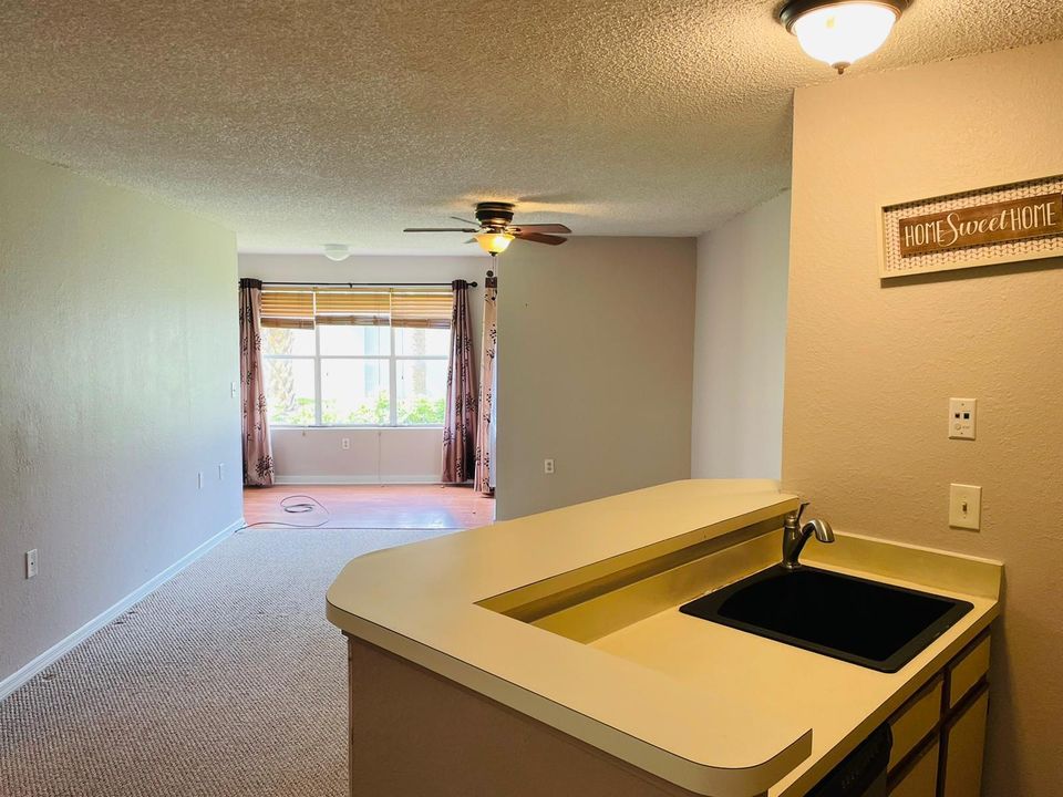 For Sale: $170,000 (1 beds, 1 baths, 731 Square Feet)