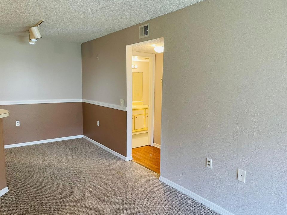 For Sale: $170,000 (1 beds, 1 baths, 731 Square Feet)