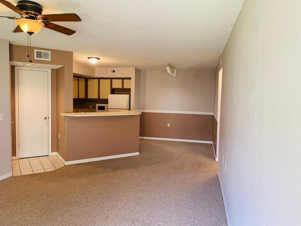 For Sale: $170,000 (1 beds, 1 baths, 731 Square Feet)