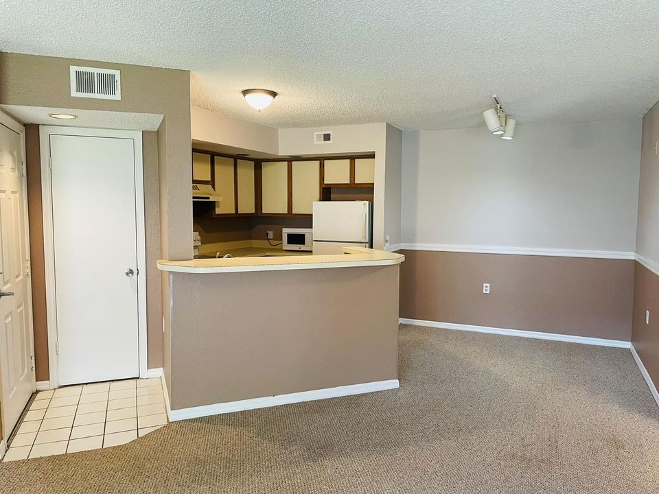 For Sale: $170,000 (1 beds, 1 baths, 731 Square Feet)