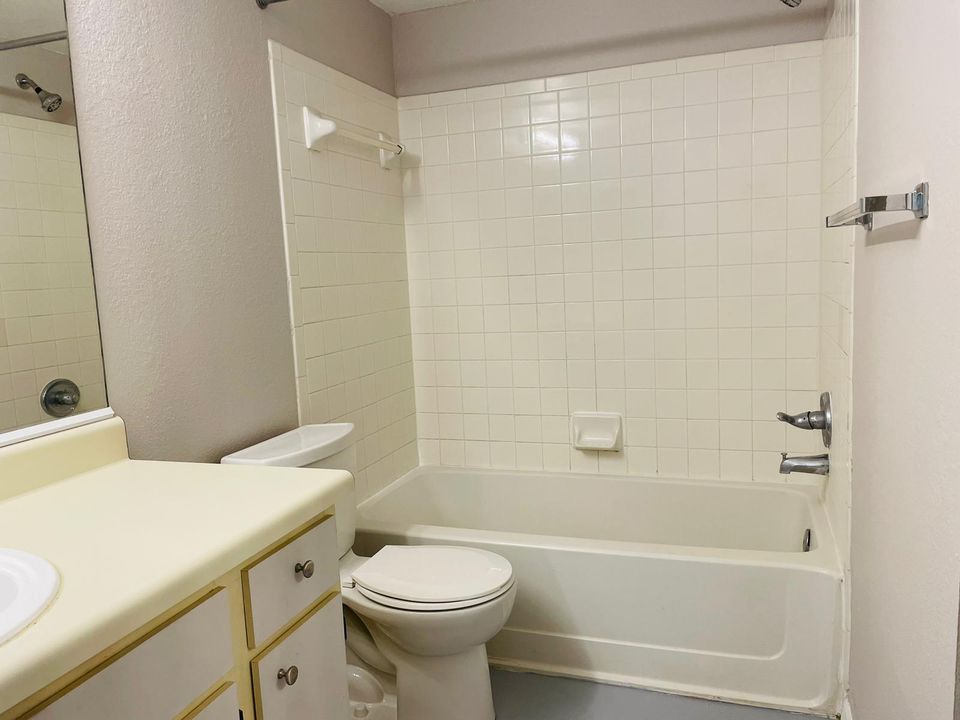 For Sale: $170,000 (1 beds, 1 baths, 731 Square Feet)