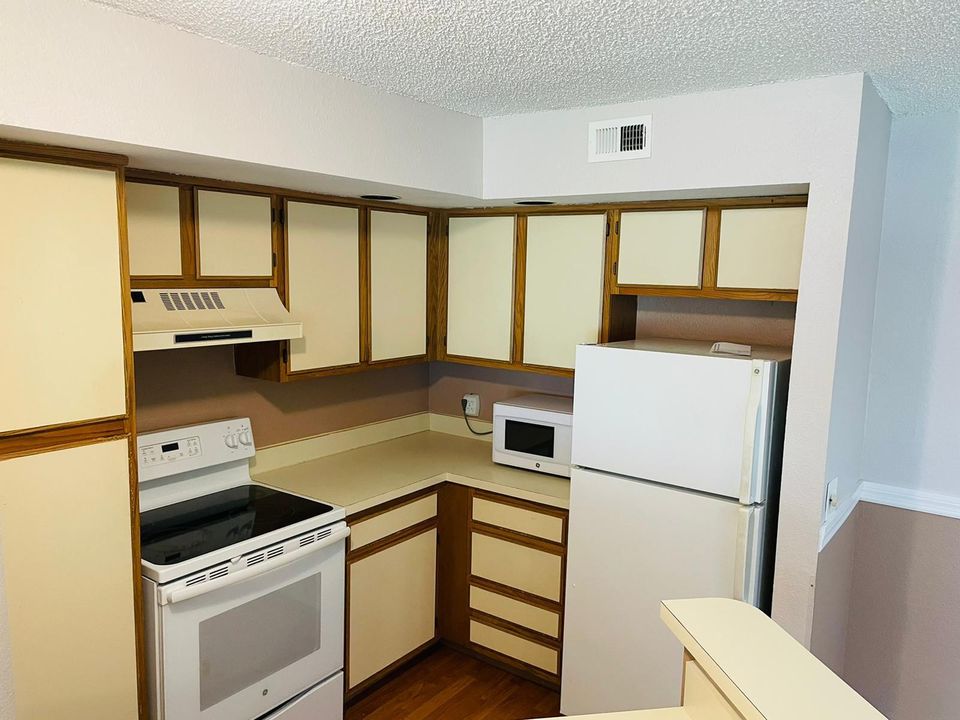 For Sale: $170,000 (1 beds, 1 baths, 731 Square Feet)