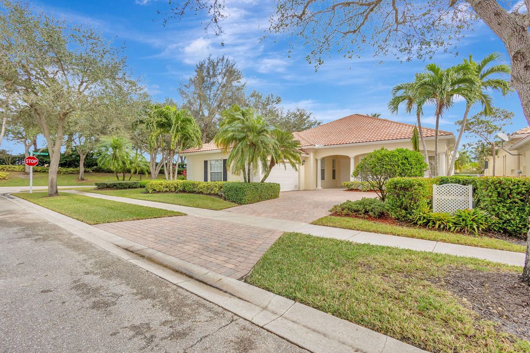 For Sale: $799,900 (4 beds, 3 baths, 2499 Square Feet)