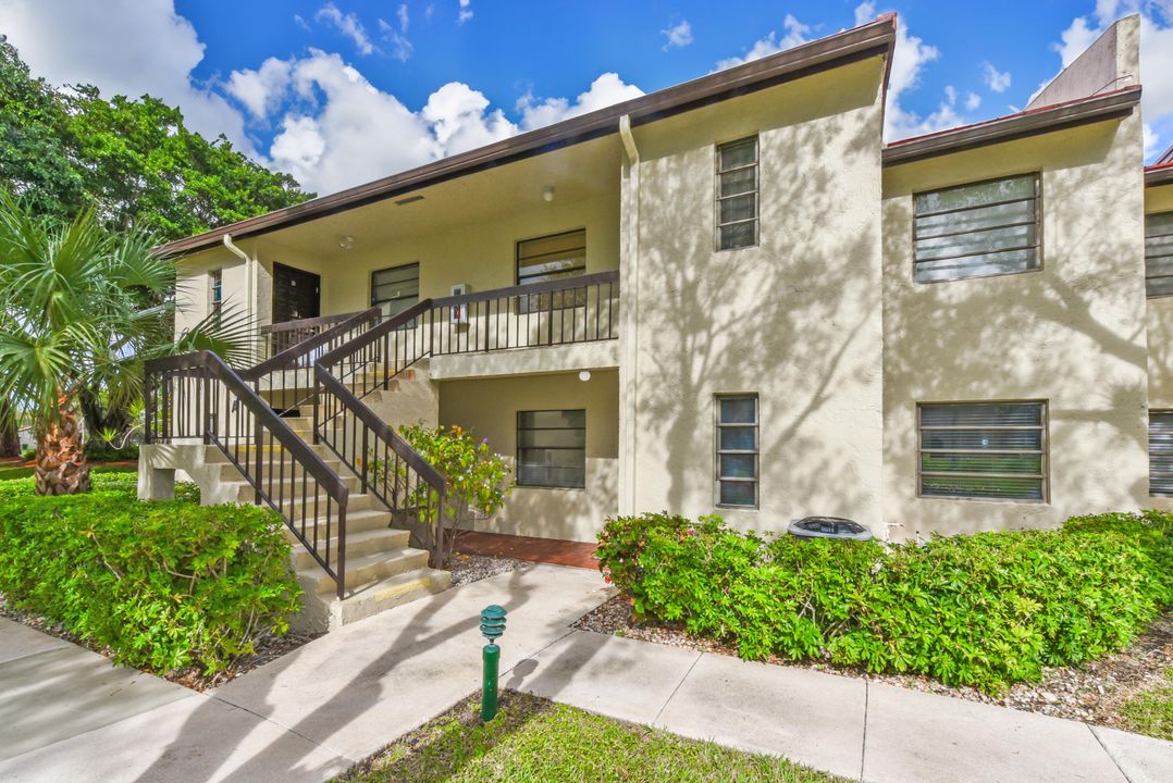 For Sale: $295,000 (2 beds, 2 baths, 1216 Square Feet)